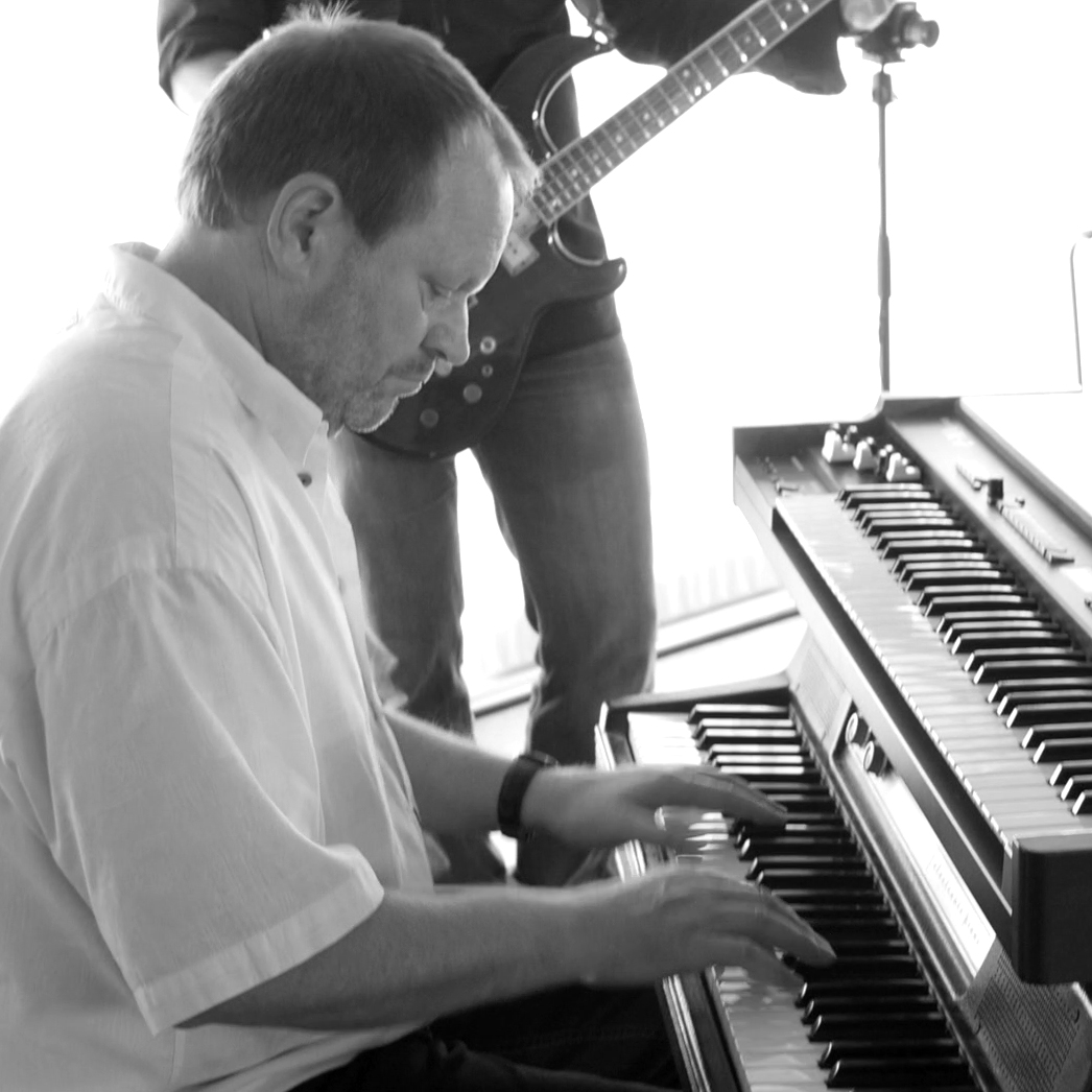 Ralf „GONZO“ Fink – ist oft so vertieft in seine Tasten, dass er das Lachen vergisst. Der "Pianoman", der in unzähligen Formationen spielt